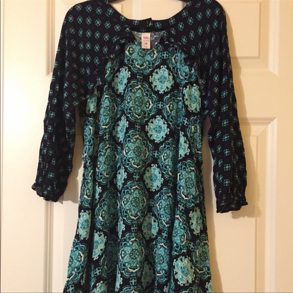 Almost new girls sized 18 Justice dress.